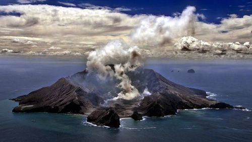 2025澳门特马开奖查询和火山喷发时游客急逃与火山喷发急救