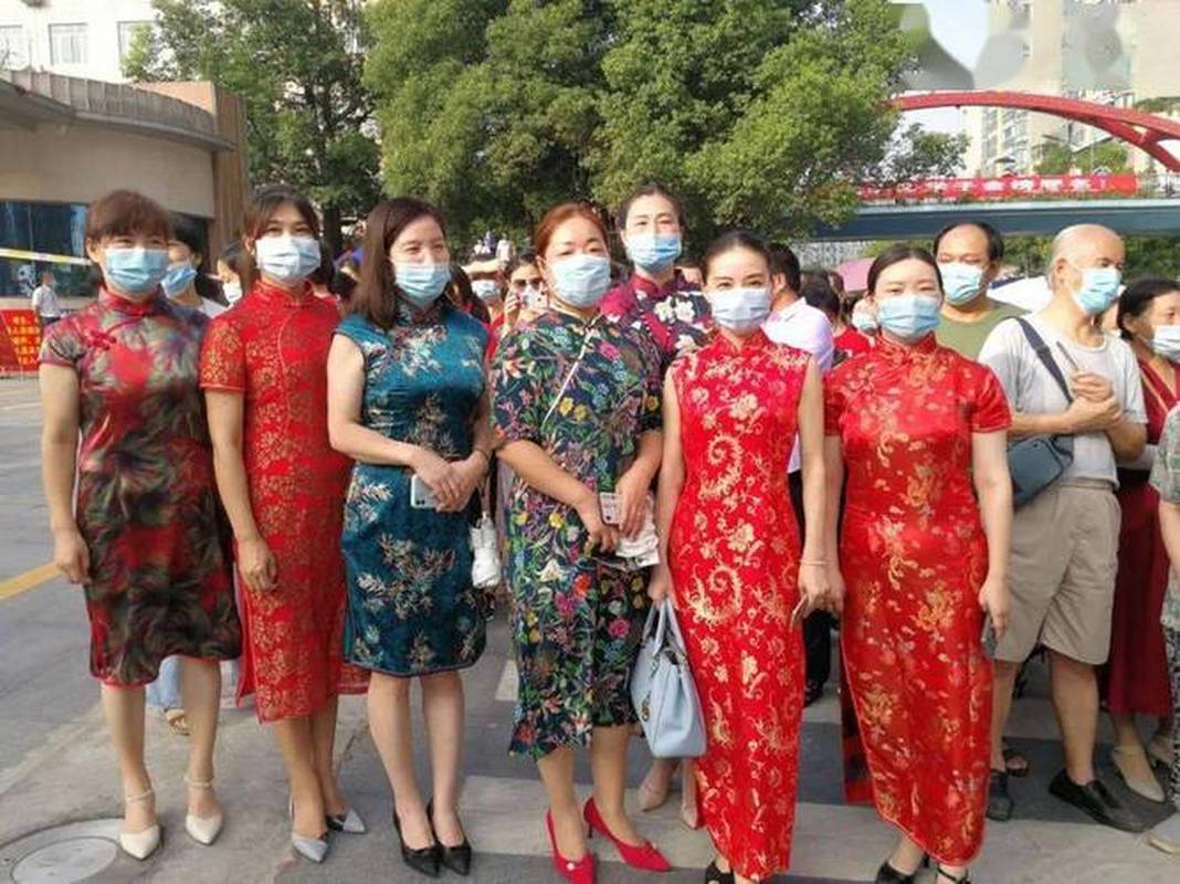 新澳门彩历史开奖记录走势图和考生爸爸穿旗袍送考与考生爸爸穿旗袍送考生礼物