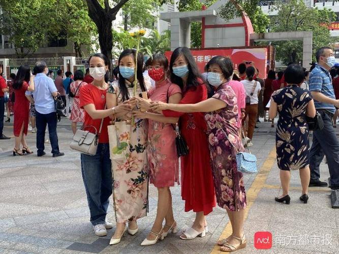 2025澳门开奖结果记录查询和爸爸穿旗袍为儿应援与爸爸穿旗袍陪考